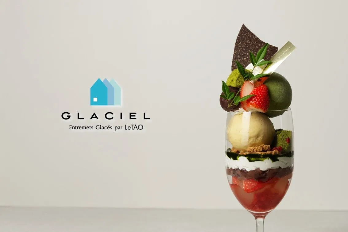 グラスに入ったおしゃれなパフェ。上には抹茶のアイスやチョコレート、イチゴがトッピングされている。