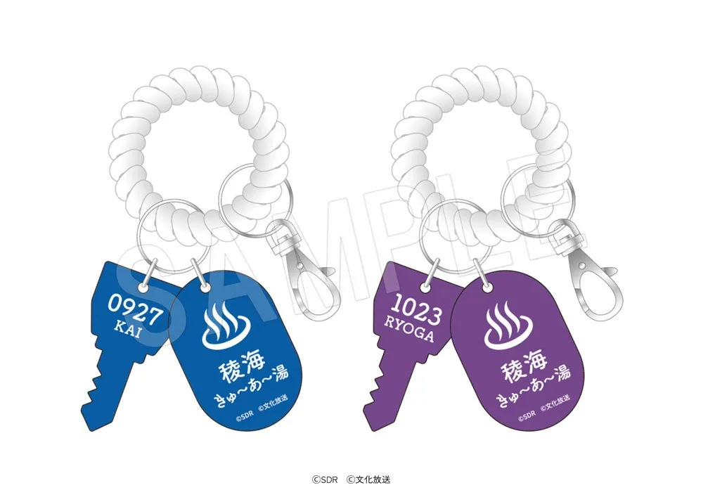 キーホルダーが2つ並んだ画像です。キーホルダーは、青と紫の鍵の形をしたチャームと、温泉マークと「稜海 きゅ～あ～湯」の文字が書かれたタグで構成されています。タグには「©SDR ©文化放送」の文字も書かれています。