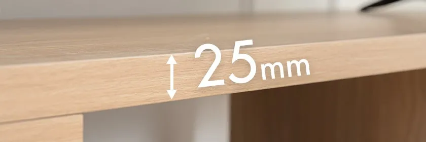 木製のテーブルの厚さを測っている画像。テーブルの厚さは25mm。