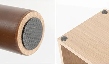 家具の脚と、脚の裏に貼られた滑り止めパッドのクローズアップ画像。