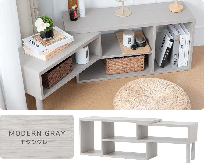モダンなグレーのローボードと、その上に置かれた装飾品や書籍、バスケットなどの写真です。