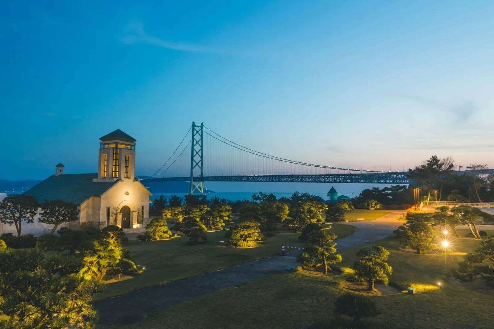 明石海峡大橋と教会、庭園の美しい風景