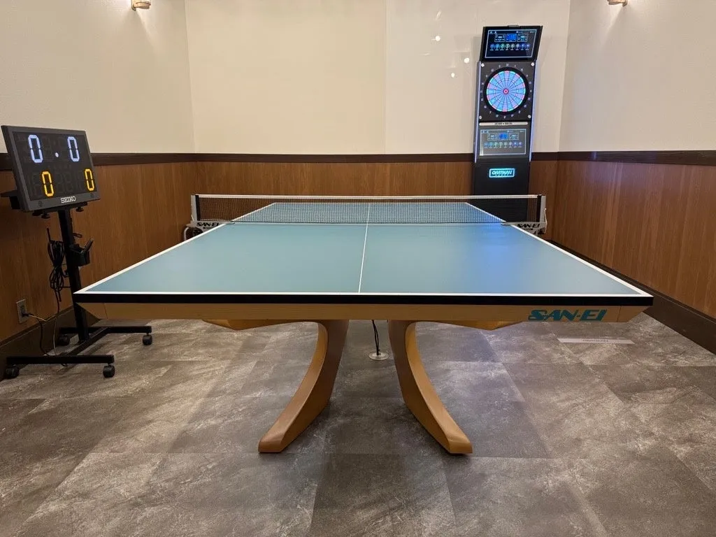 卓球台とダーツマシンが設置された部屋