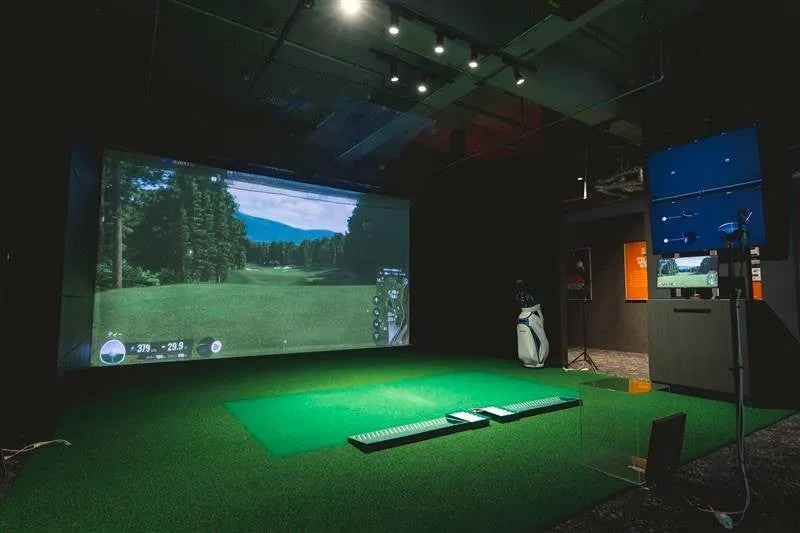 ゴルフシミュレーターの室内写真