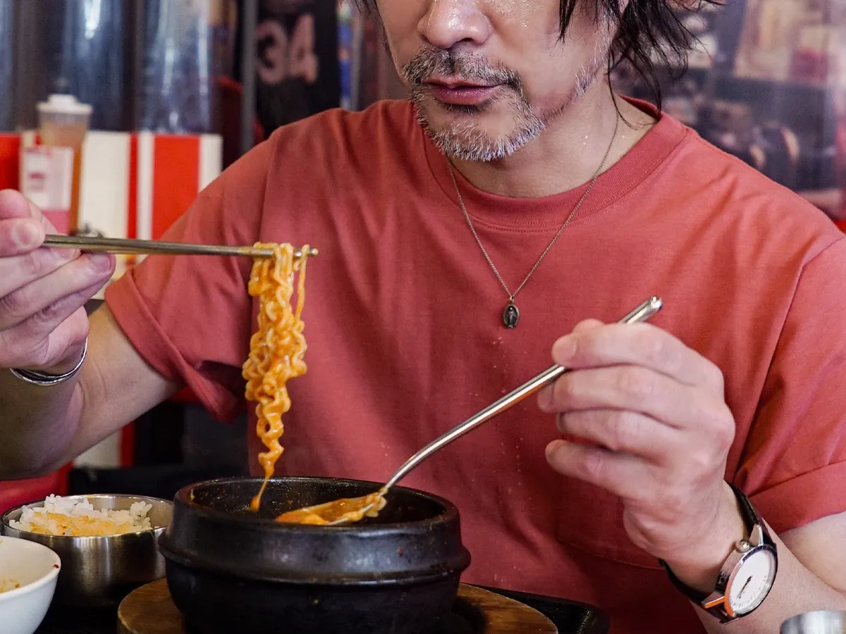 男性がラーメンを食べている様子