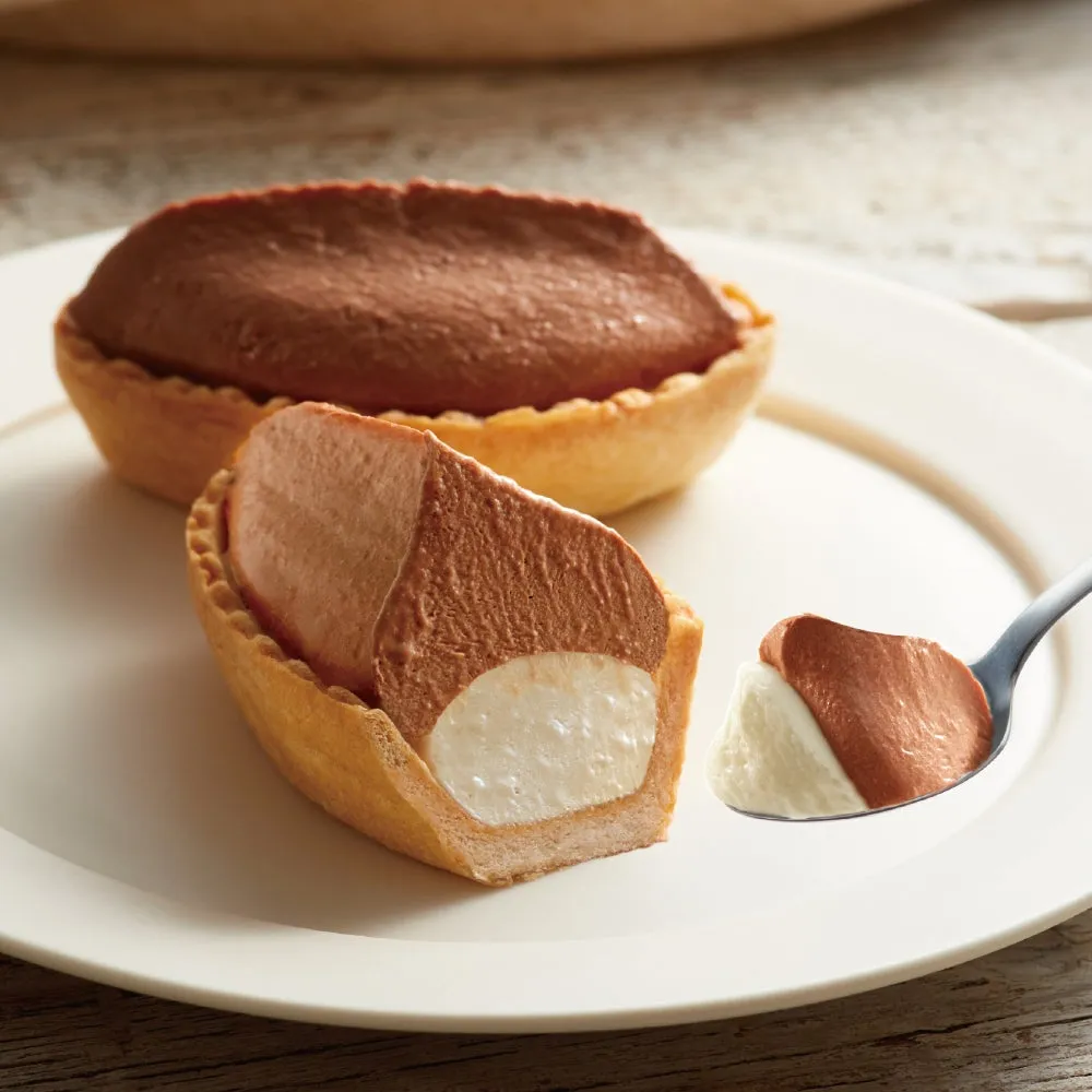 チョコレートムースタルトの画像。カットされたタルトから、チョコレートムースと白いクリームが見え、スプーンですくったものも写っている。