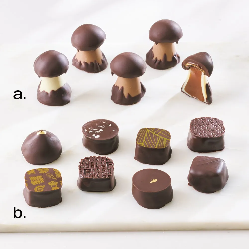 チョコレートの詰め合わせ。上段にはキノコ型のチョコレート、下段には様々な形のチョコレートが並んでいる。