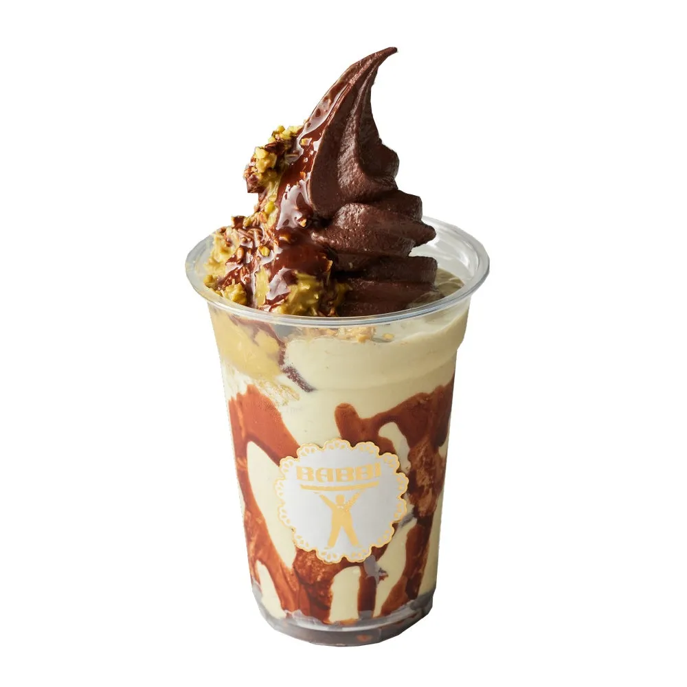 チョコレートソフトクリームとトッピングが乗ったドリンク