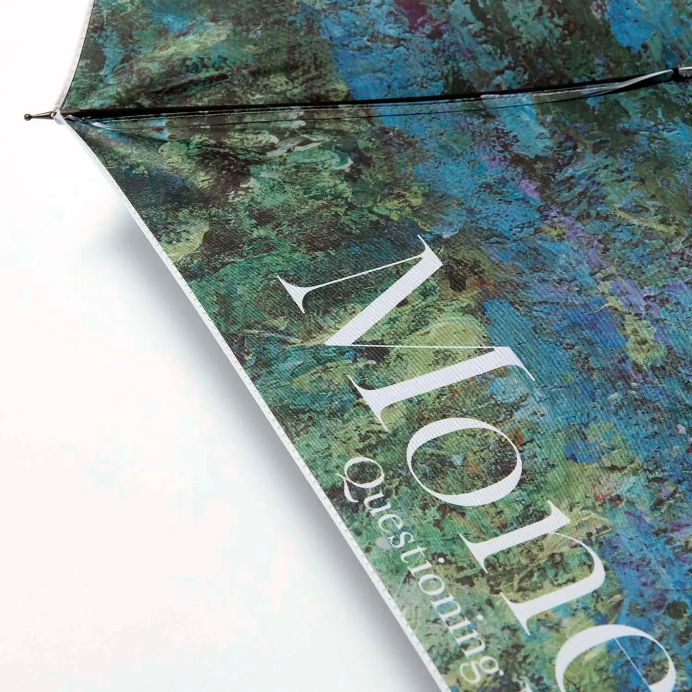 抽象的な絵が描かれた傘の一部