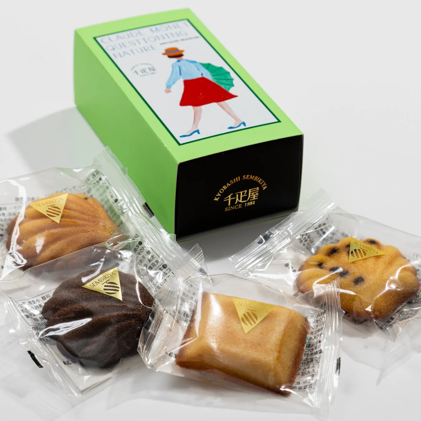 千疋屋の焼き菓子と、絵が描かれた箱