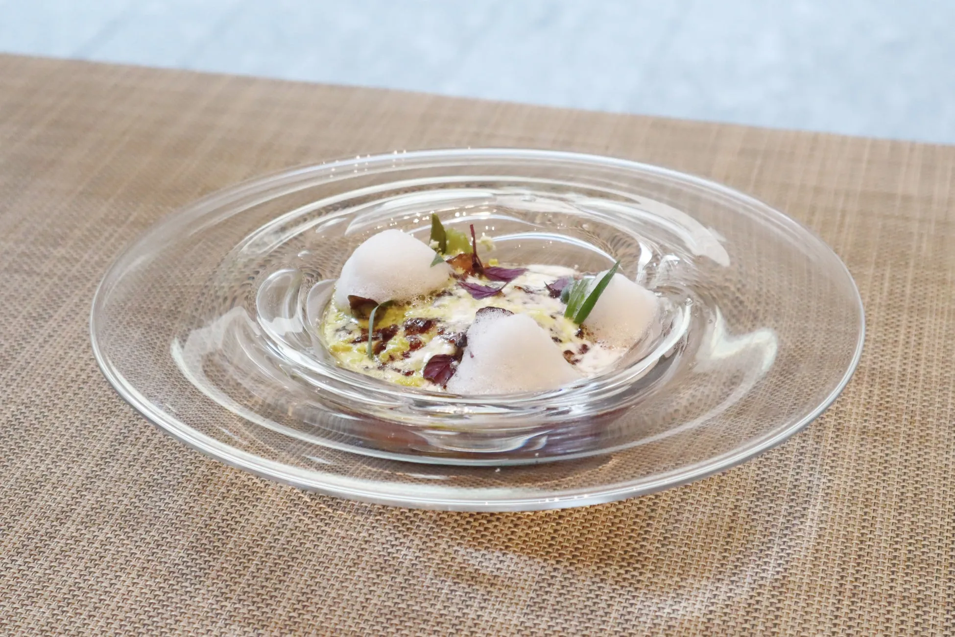 泡とハーブで装飾された料理