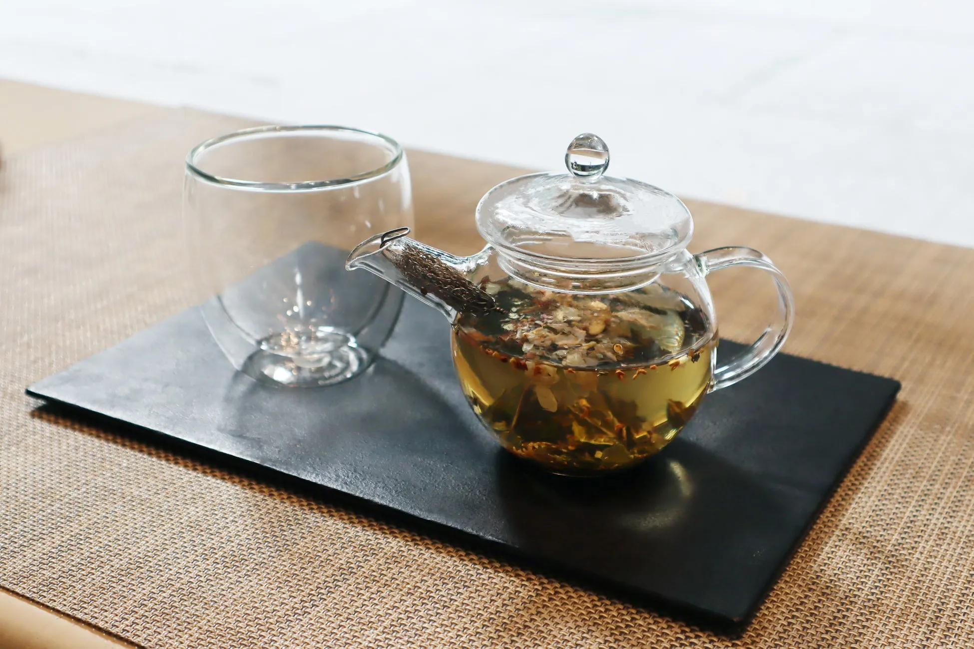 ティーポットに入ったお茶