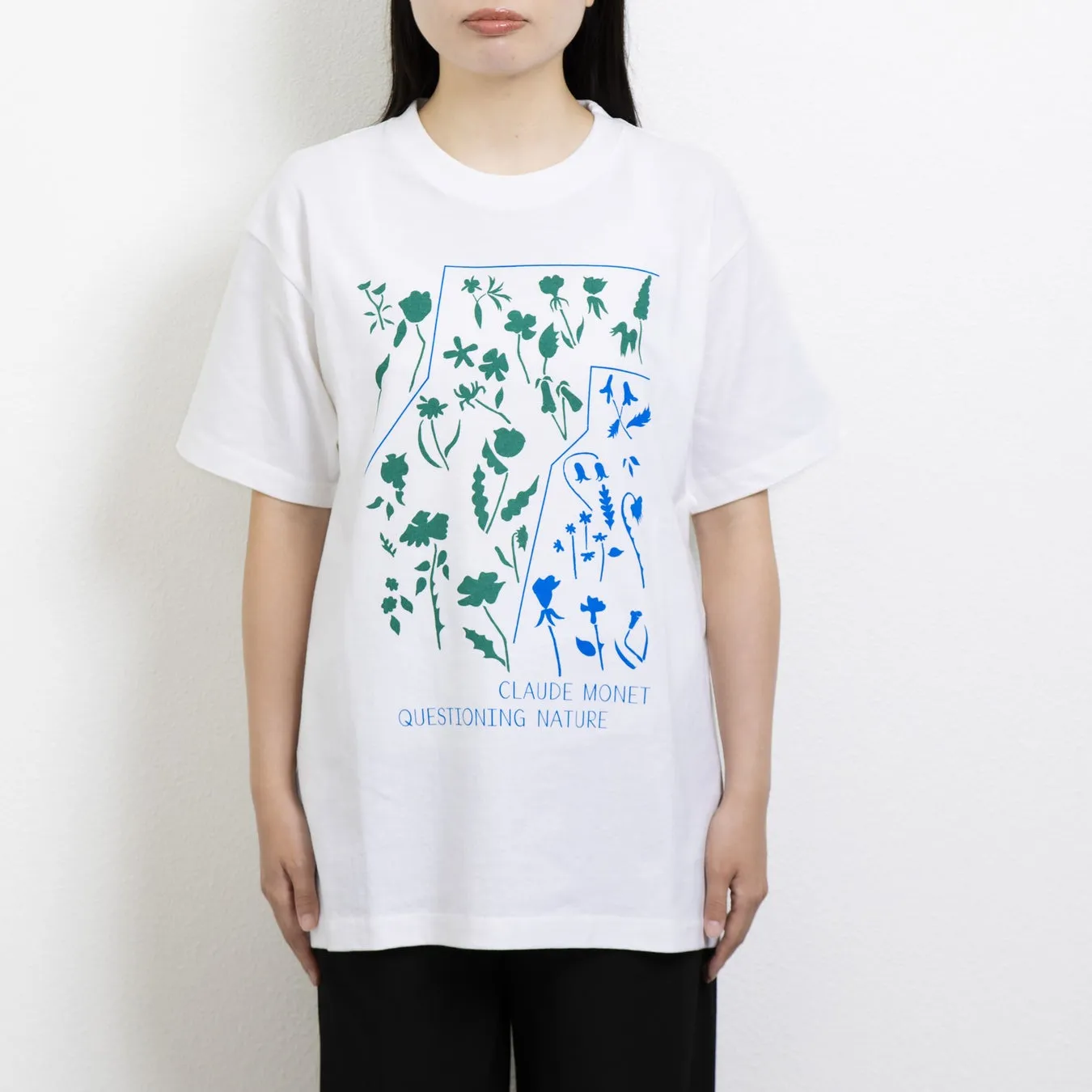 白いTシャツを着た女性の正面ショット