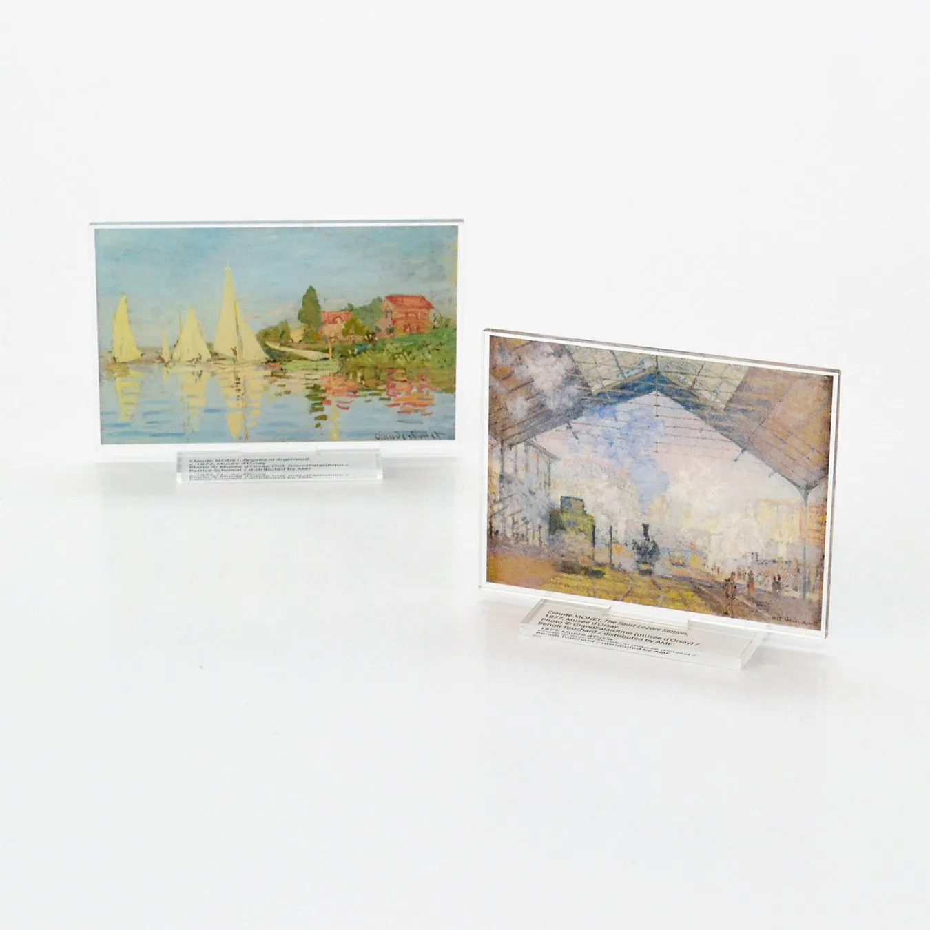 2つの絵画がアクリルスタンドに立てかけられている