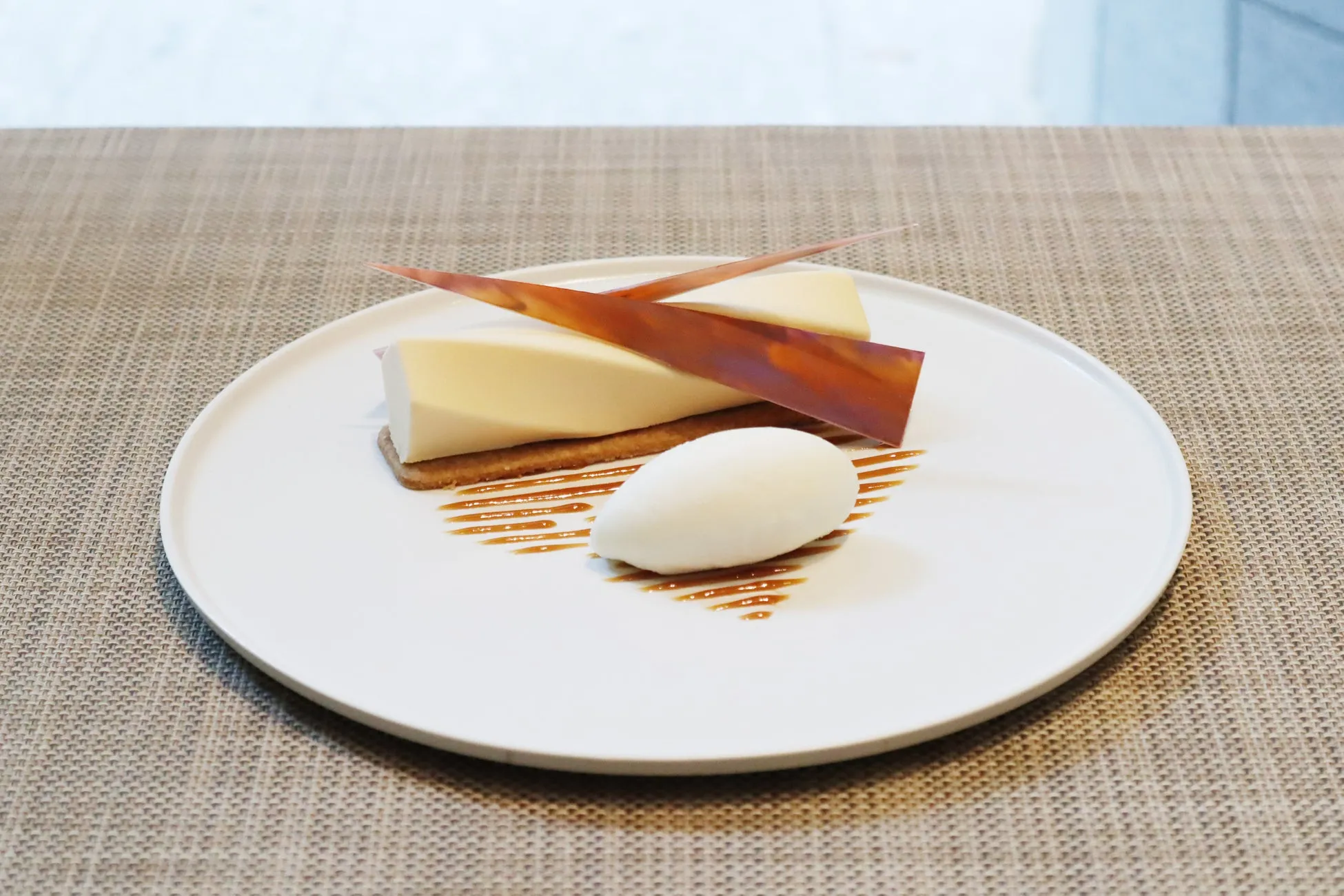 長方形のケーキ、アイスクリーム、チョコレートの飾りがあるデザート