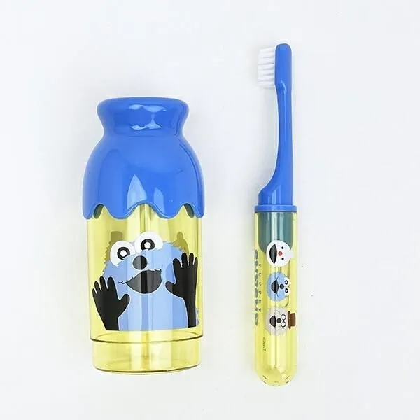 歯ブラシをコップとして使うケースに立てかけたイメージ