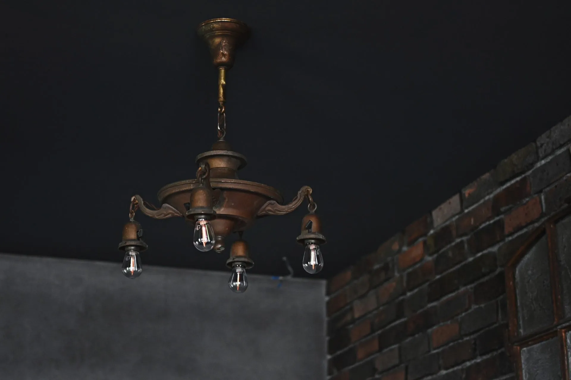 アンティーク調のシャンデリアが天井から吊り下げられている写真