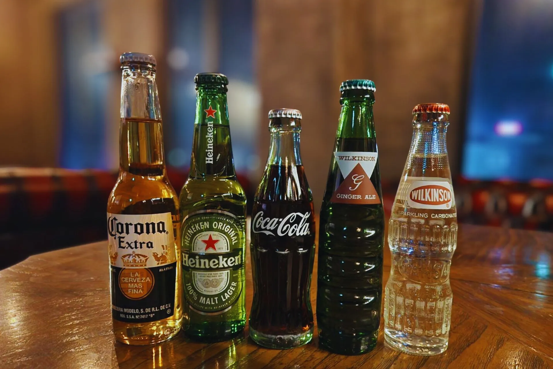 テーブルの上に並べられた様々な種類のボトル入り飲料のクローズアップ写真