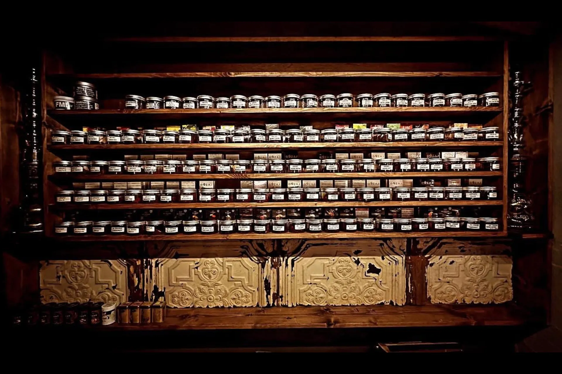 棚に並んだ様々な瓶の写真