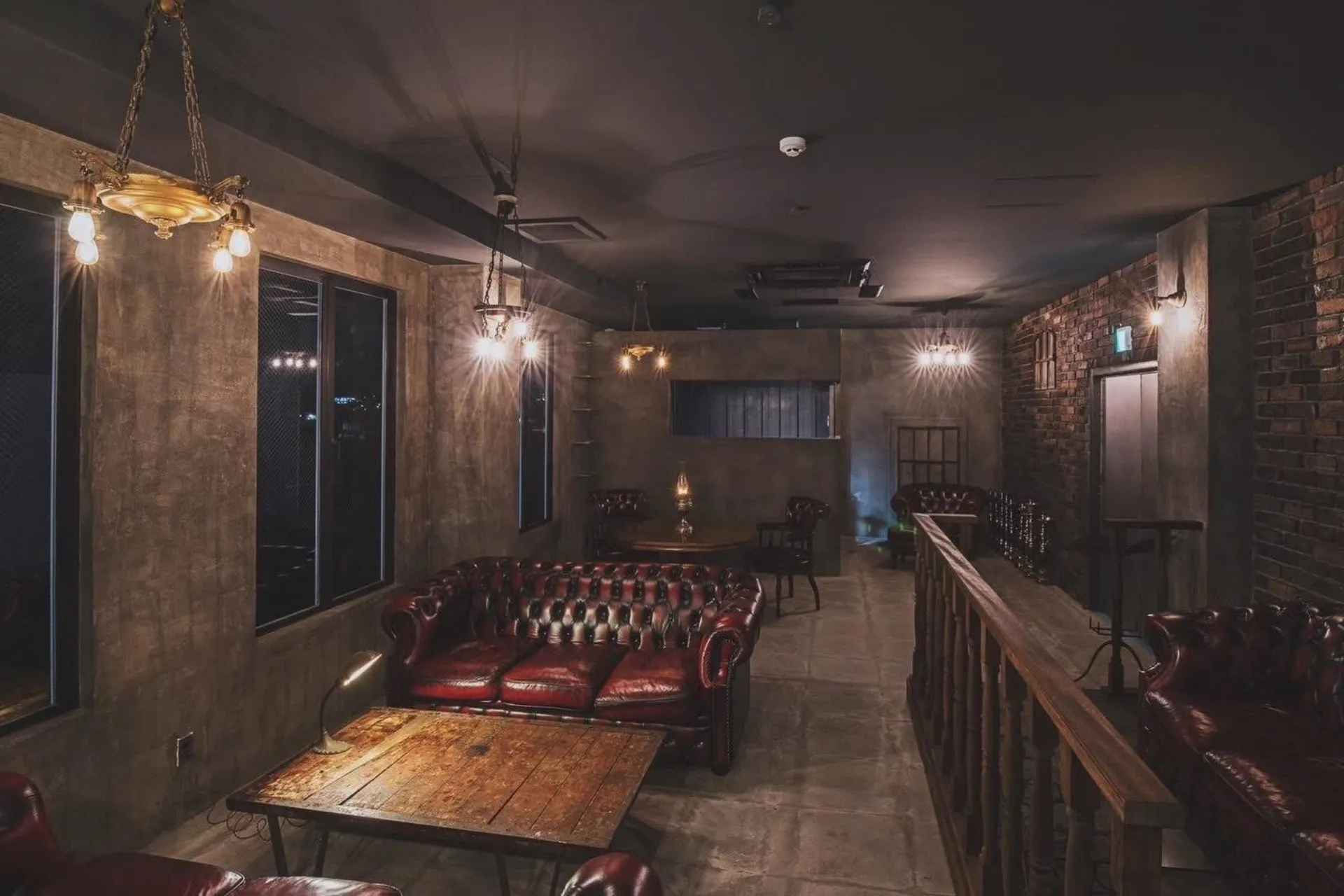 レトロな内装のバーやラウンジの画像