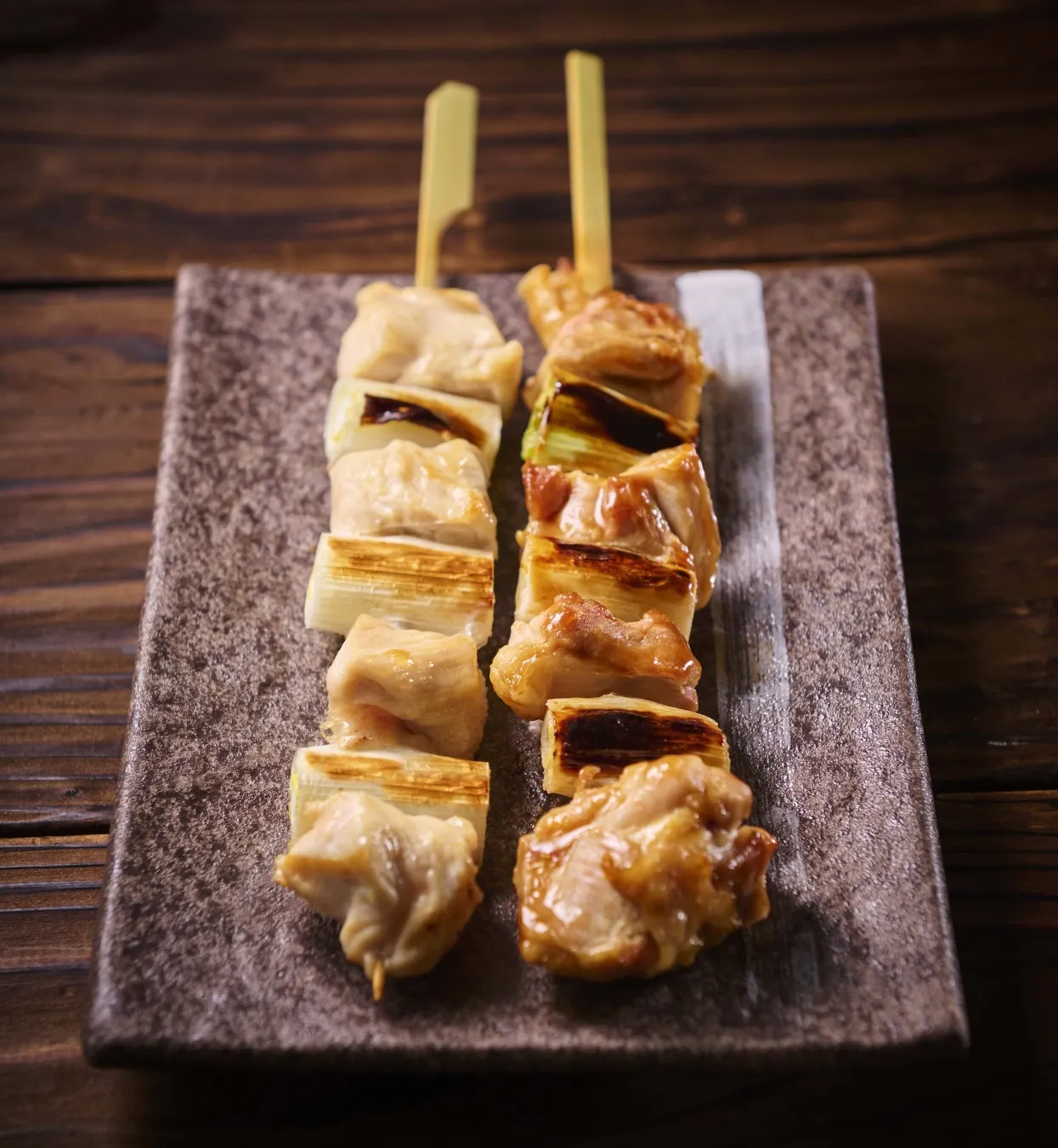 焼き鳥が2本、お皿に乗っている写真です。