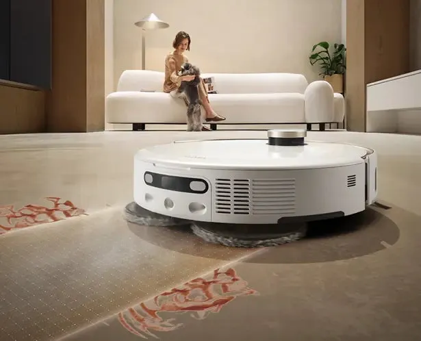 女性がソファに座って犬を抱いているリビングルームの画像。