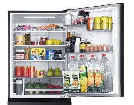 冷蔵庫の中身の写真。冷蔵庫には、様々な種類の食品や飲み物が詰め込まれています。上段には、瓶詰めの食品や果物、飲み物などがあります。中段には、ナッツクリームやアイスクリーム、缶詰などが並んでいます。下段には、野菜や果物、飲み物などがあります。