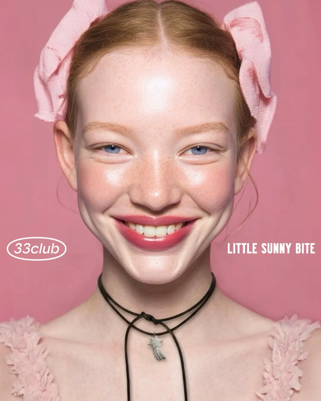 笑顔の女性のポートレート。赤い髪にピンクのリボン、黒いチョーカーと星のペンダントが印象的です。