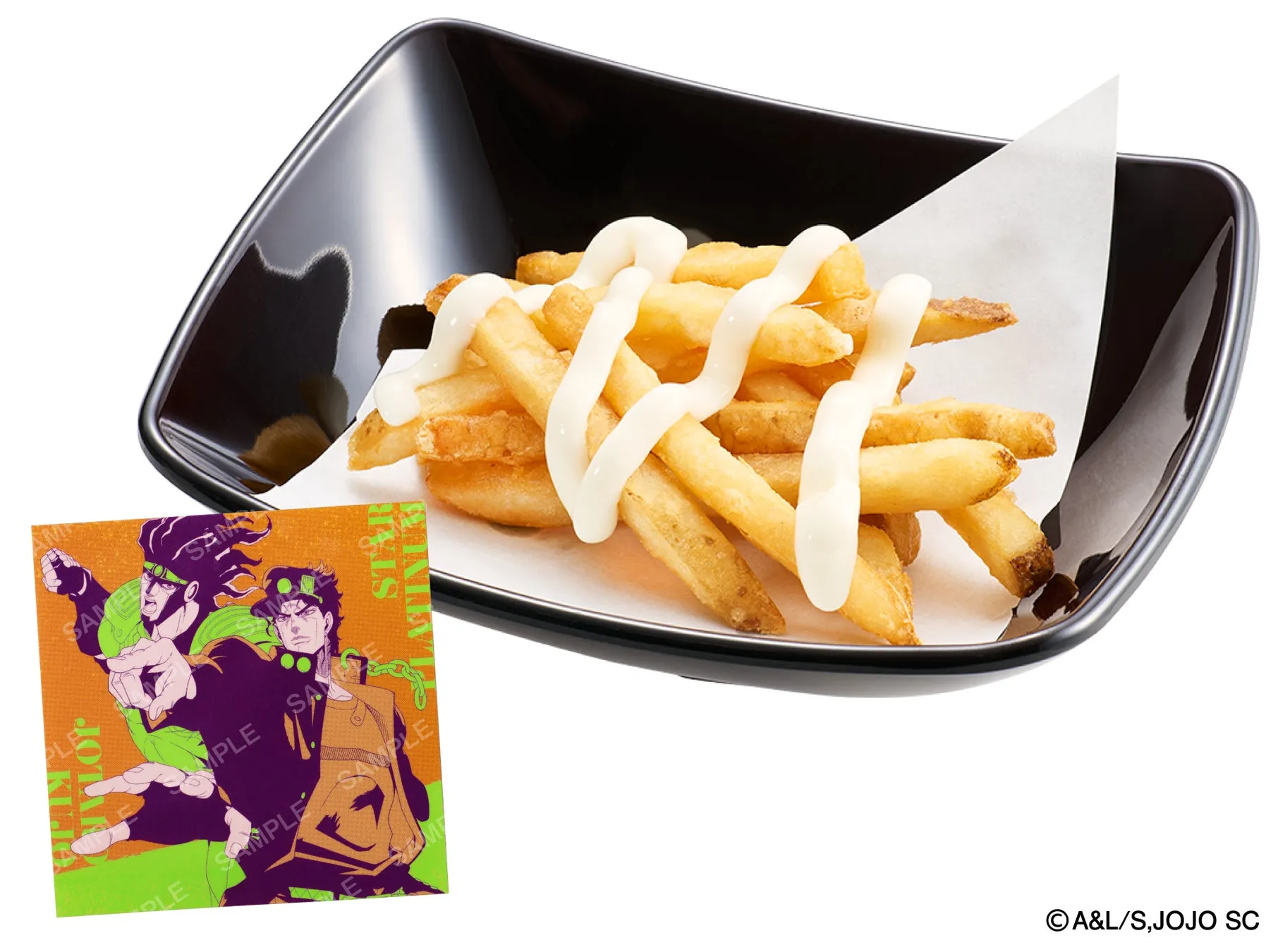 揚げたフライドポテトにマヨネーズがかけられ、アニメキャラクターのカードが添えられている