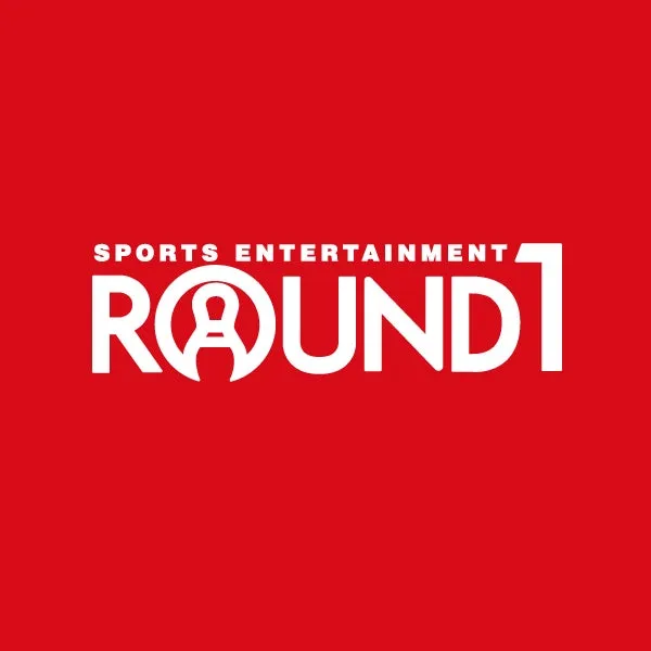 ROUND1のロゴ。赤地に白文字で「SPORTS ENTERTAINMENT ROUND 1」と記されている。