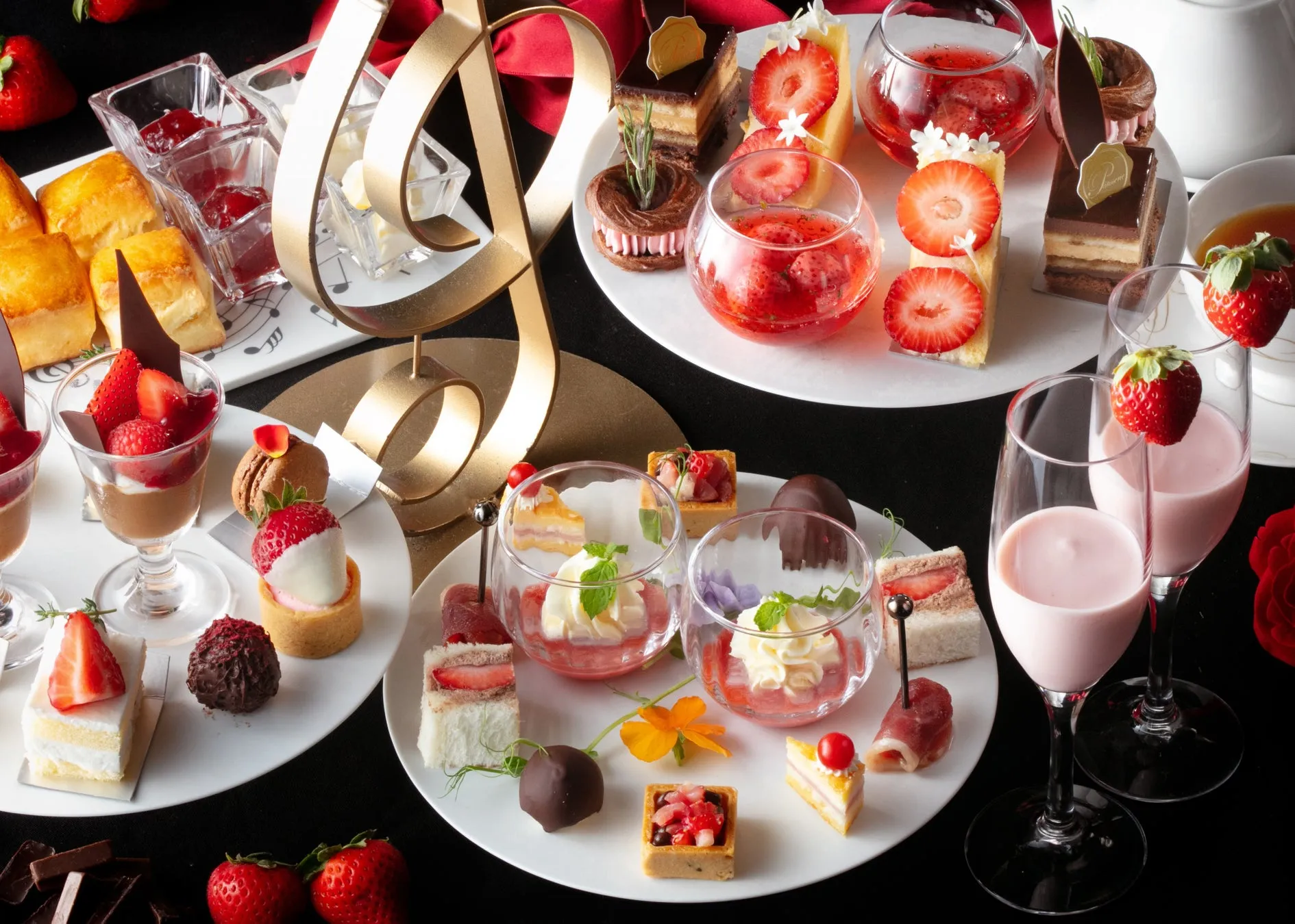 様々なデザートが並べられた、エレガントなアフタヌーンティーの様子。イチゴを基調としたスイーツが目を引く。