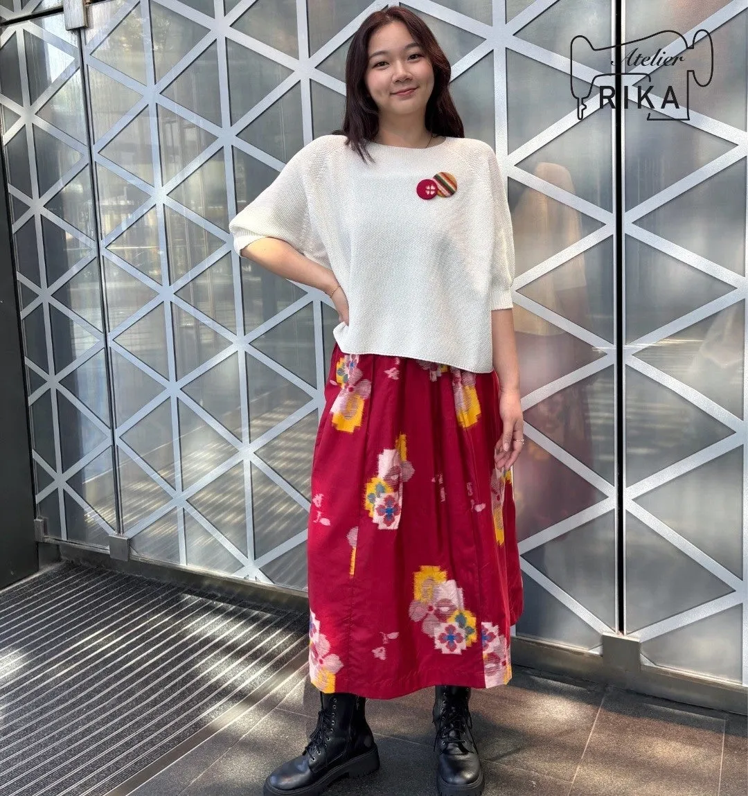 Atelier RIKAの赤いスカートを履いた女性