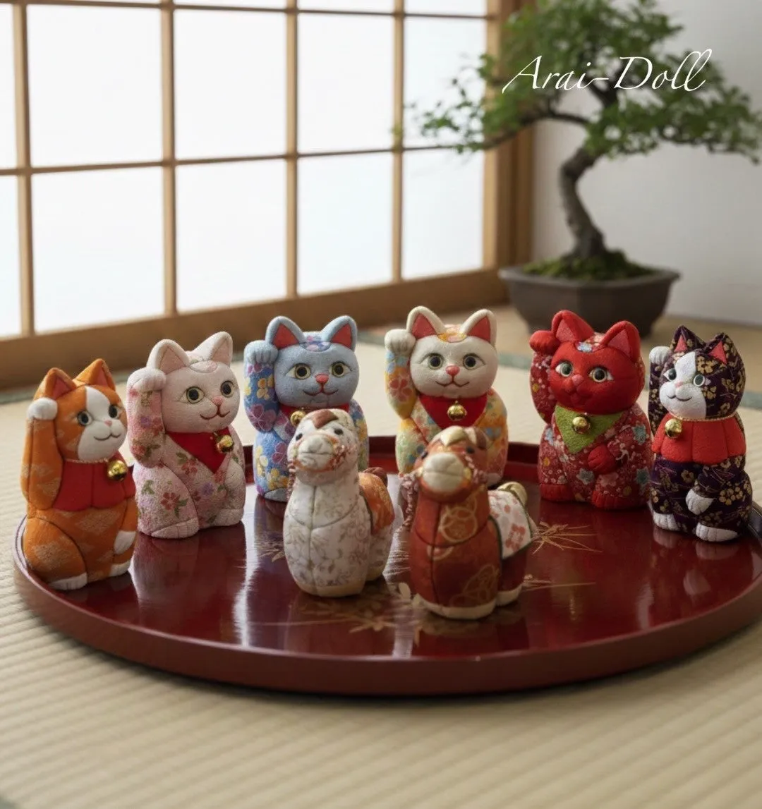 新井人形店の招き猫と午の置物