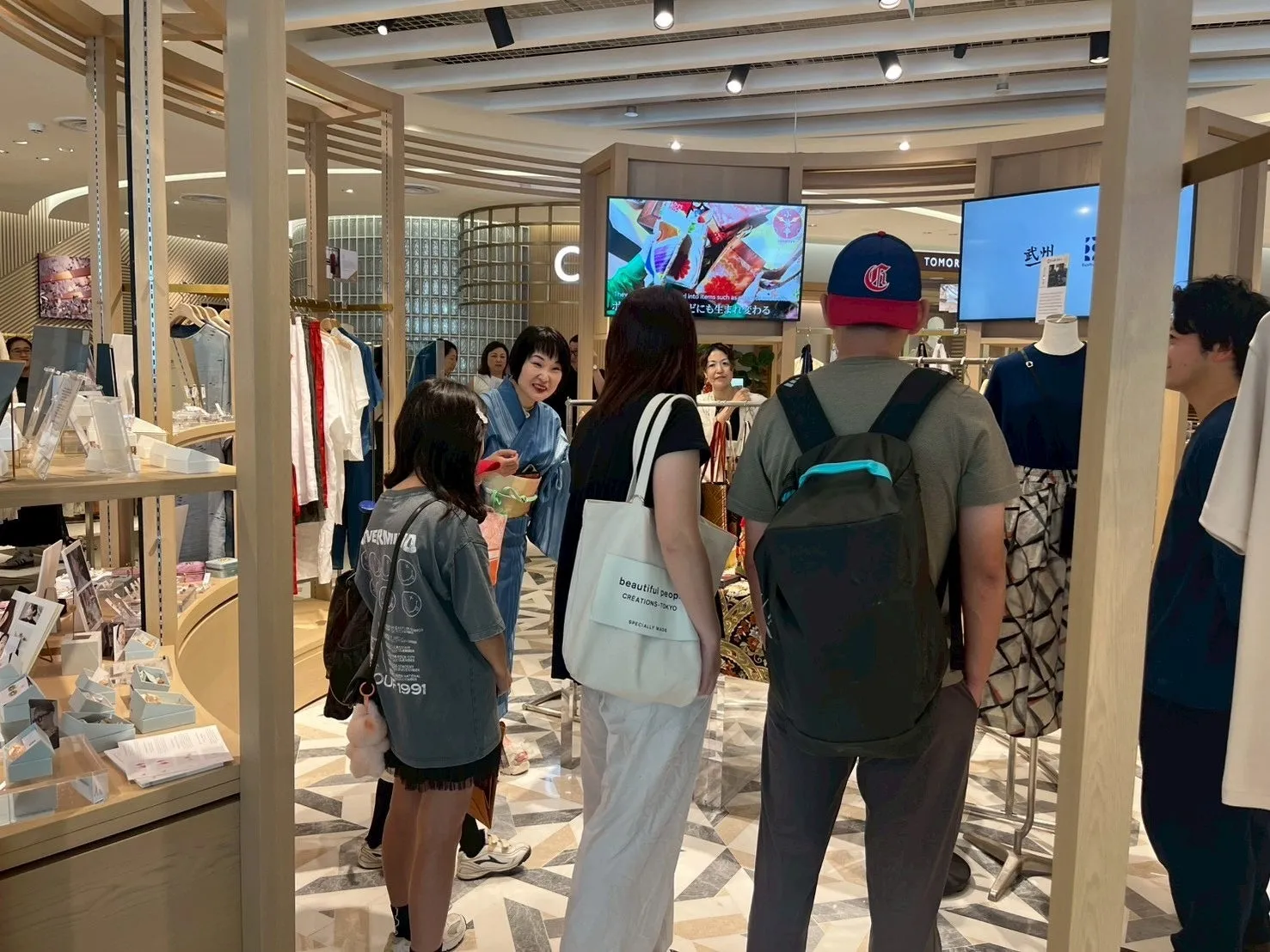 店内での買い物客の様子