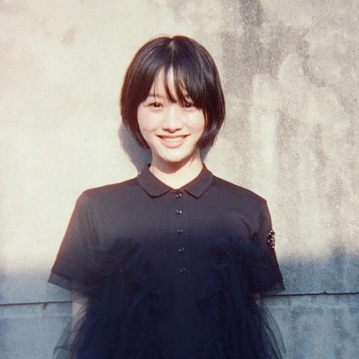 黒いシャツを着て笑顔の女性のポートレート