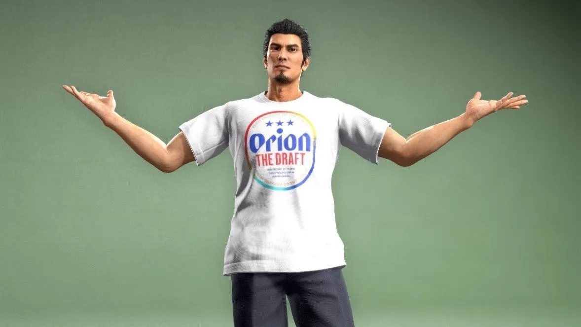 白Tシャツを着た男性が両手を広げている画像。Tシャツには「Orion THE DRAFT」の文字が書かれている。背景は緑色。