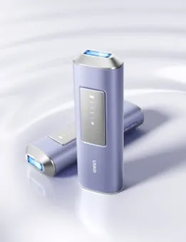 2つの紫色のデバイスが白い表面に置かれている画像。デバイスは長方形で、銀色のアクセントと青い光を発する先端部があります。デバイスの表面には、長方形のパネルと白いバーがいくつかあります。