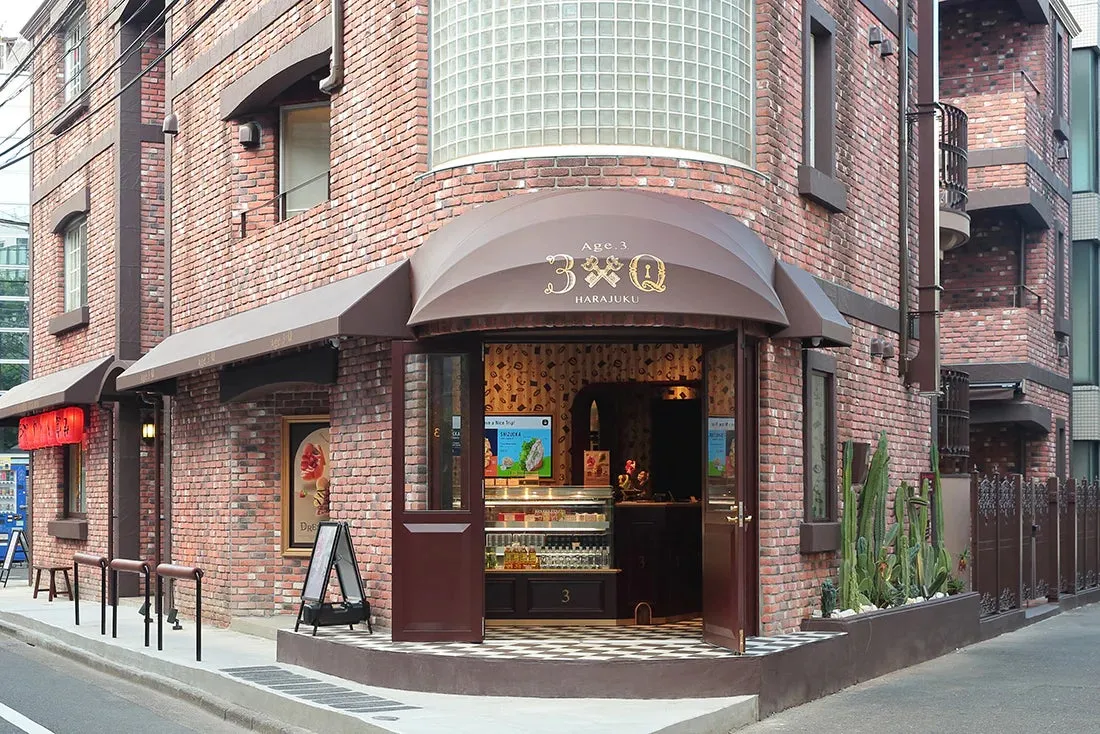 レンガ造りの建物に、3Qというお店が入っている。店の入り口にはショーケースがあり、商品が並んでいる。