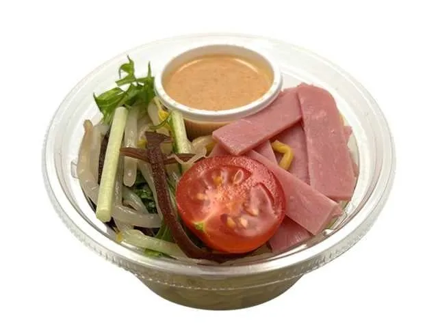 透明な容器に入ったサラダ