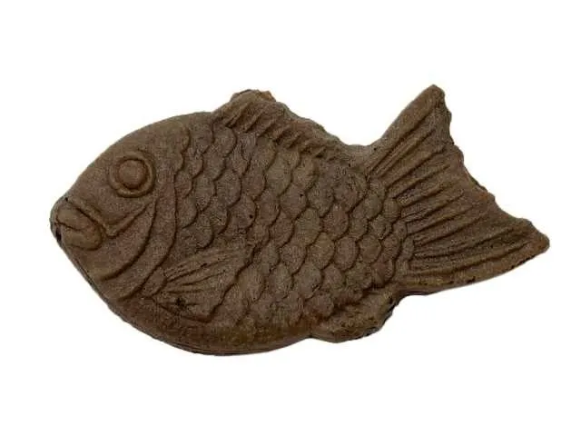 魚の形をした茶色の焼き菓子