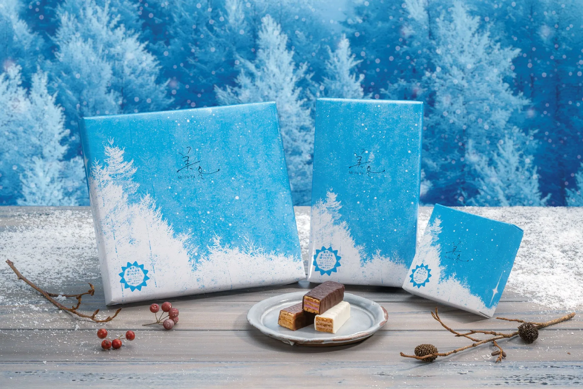 雪景色を背景に、雪の結晶と木のイラストが描かれた美しいパッケージに入ったお菓子