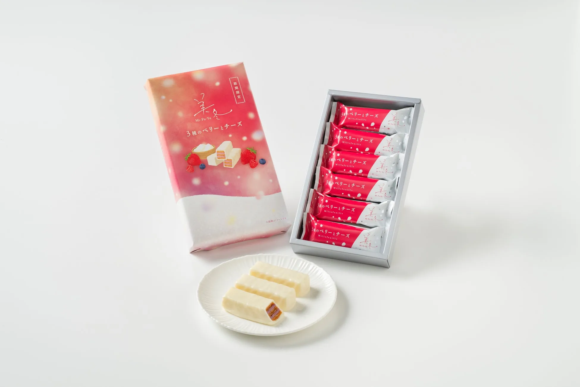 白い箱に入ったお菓子の写真。箱には「3種のベリーとチーズ」と書かれており、中身はミルフィーユのようなお菓子が個包装されています。