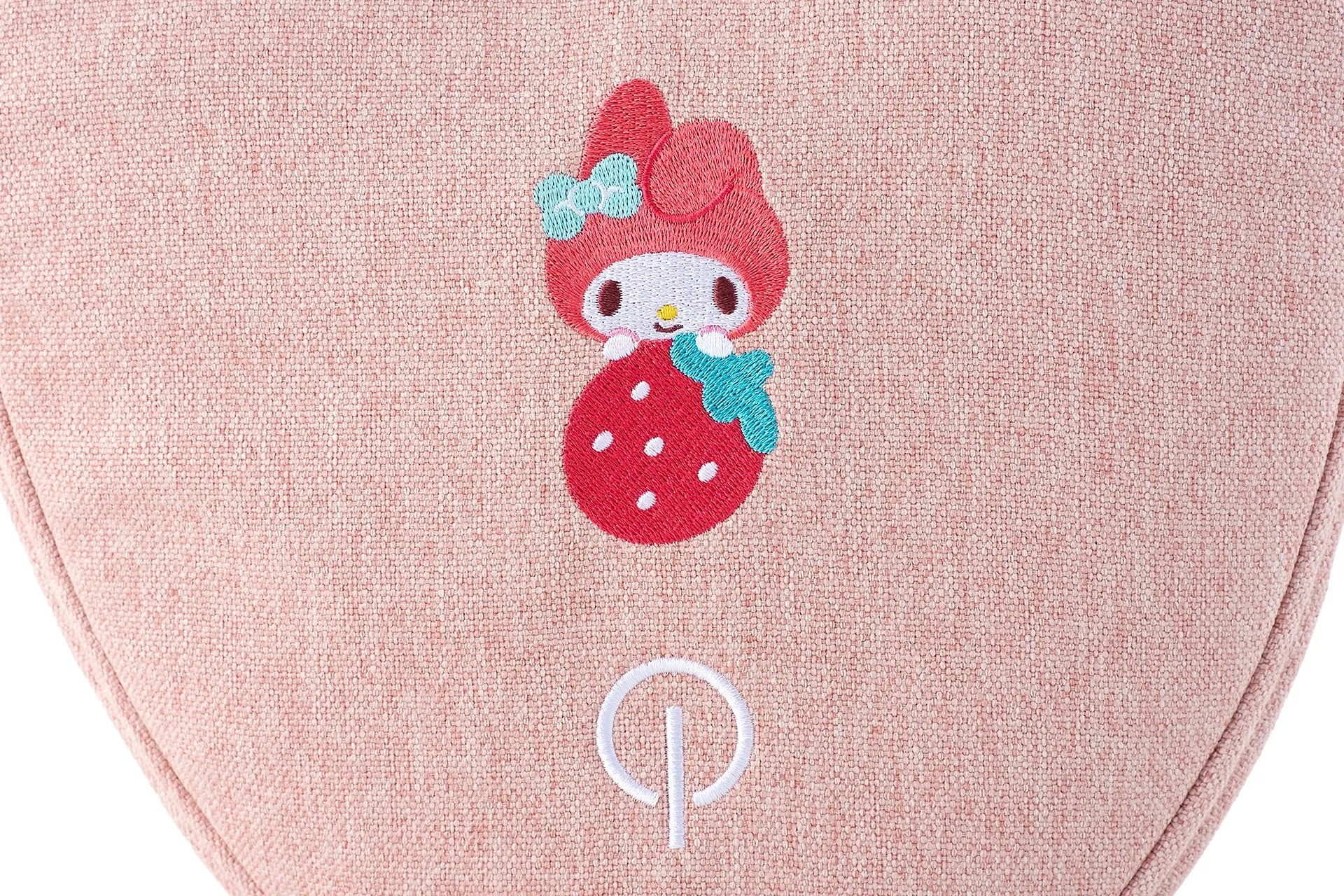 マイメロディとイチゴの刺繍が施されたクッション