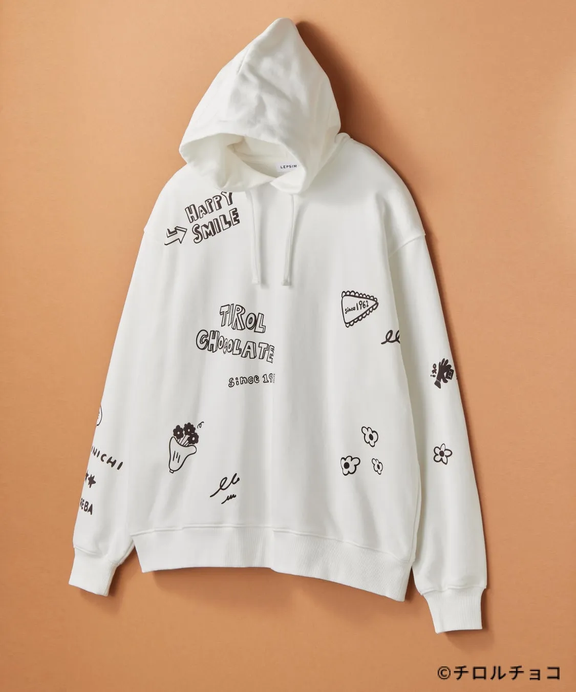 白地のパーカー。前面には手書き風のイラストと文字が描かれており、カジュアルな印象を与える。フード付き。