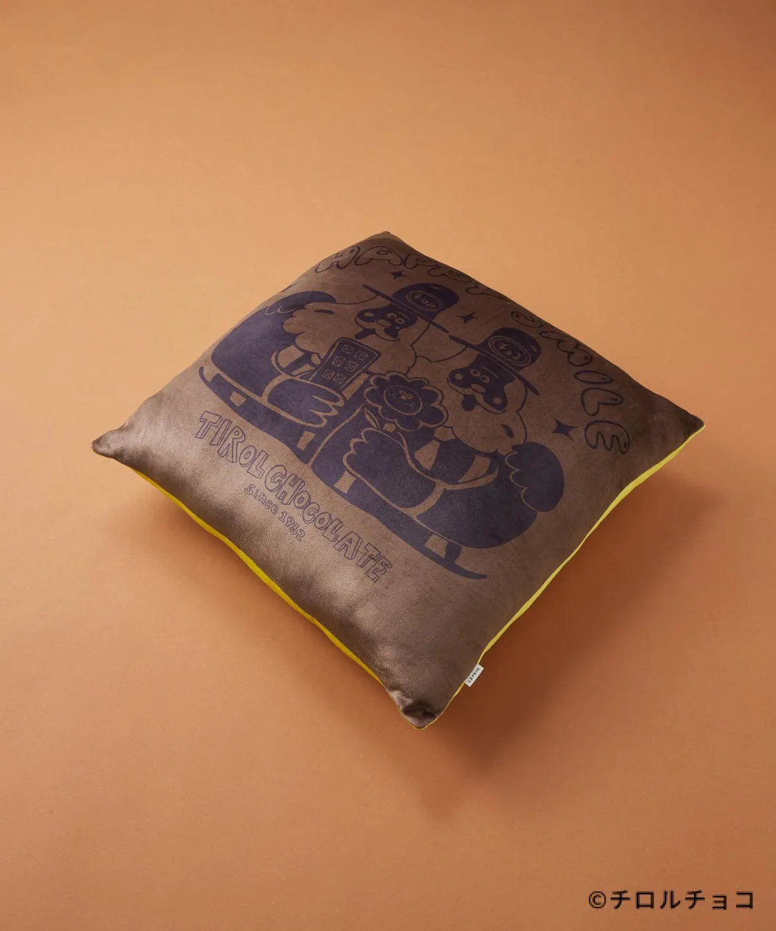 チロルチョコのキャラクターが描かれたクッション