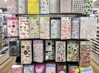 お店に陳列された様々な種類のステッカー