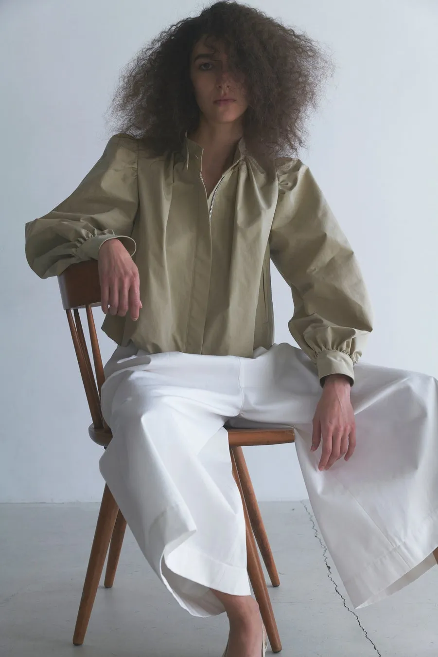 椅子に座る女性のファッション