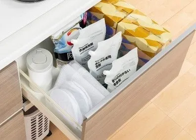 洗剤や洗濯ネット、ティッシュなどが収納された引き出しの写真。