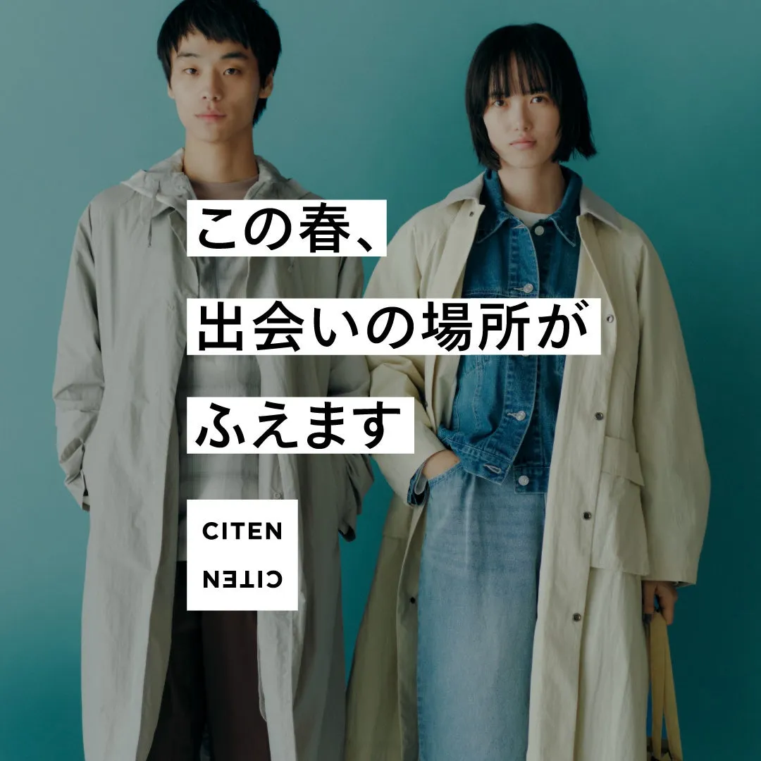 2人のモデルが春らしい服装で立っている写真。背景は水色で、日本語のテキストが添えられています。