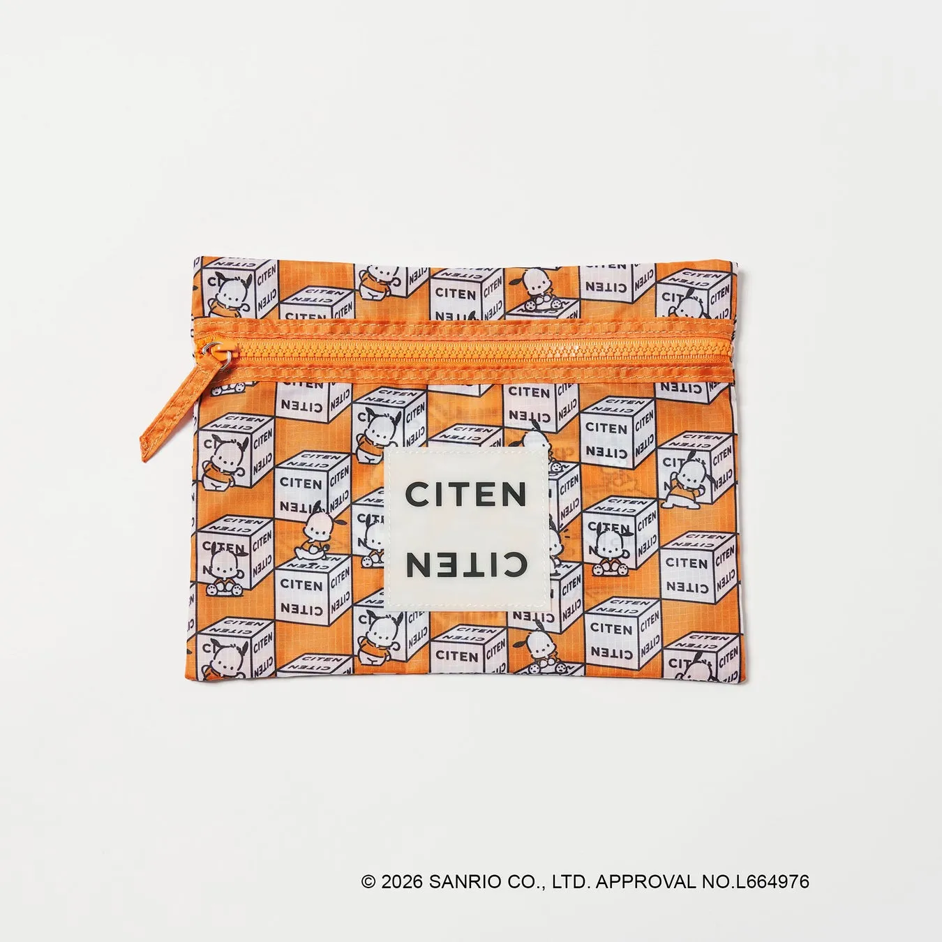 オレンジ色の背景に、CITENと書かれた白い正方形が多数配置されたデザインのポーチ。ポーチの中央には、CITENの文字が大きく配置され、ポーチの端には、ファスナーと引き手が付いています。